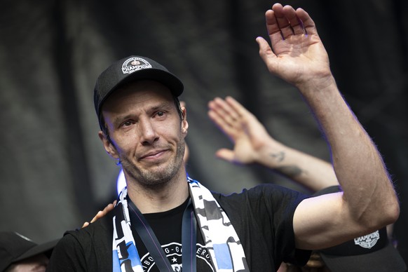 Le capitaine Julien Sprunger emu lors de la parade en l'honneur des hockeyeurs du HC Fribourg-Gotteron qui fetent leur premier titre de champions suisses de National League, ce samedi 2 mai 2026, ...