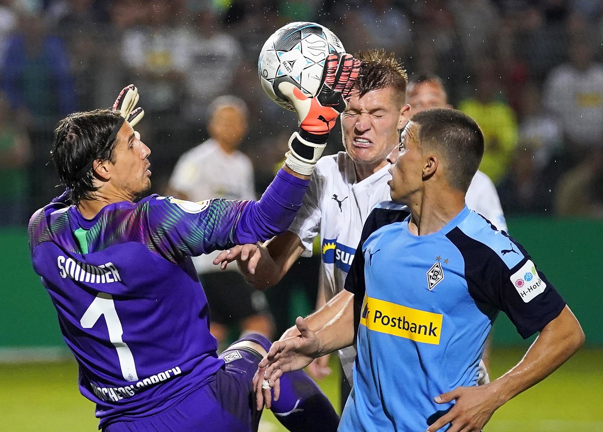 epa07765048 Sandhausen's Kevin Behrens (C) in action against Moenchengladbach's goalkeeper Yann Sommer (L) and Stefan Lainer (R) during the German DFB Cup first round soccer match between SV ...