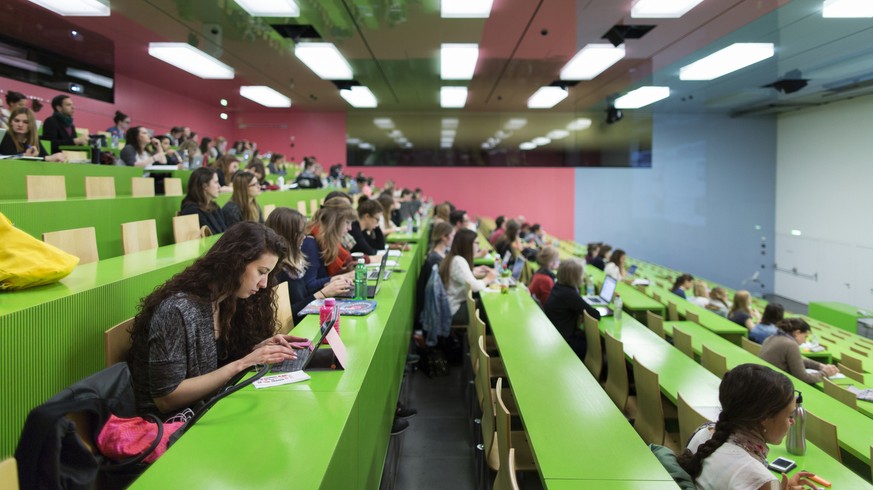 Students attend a pychology lecture, photographed in a lecture hall at the main building of the University of Zurich in Zurich, Switzerland, on April 13, 2015. (KEYSTONE/Gaetan Bally)

Studenten verfo ...