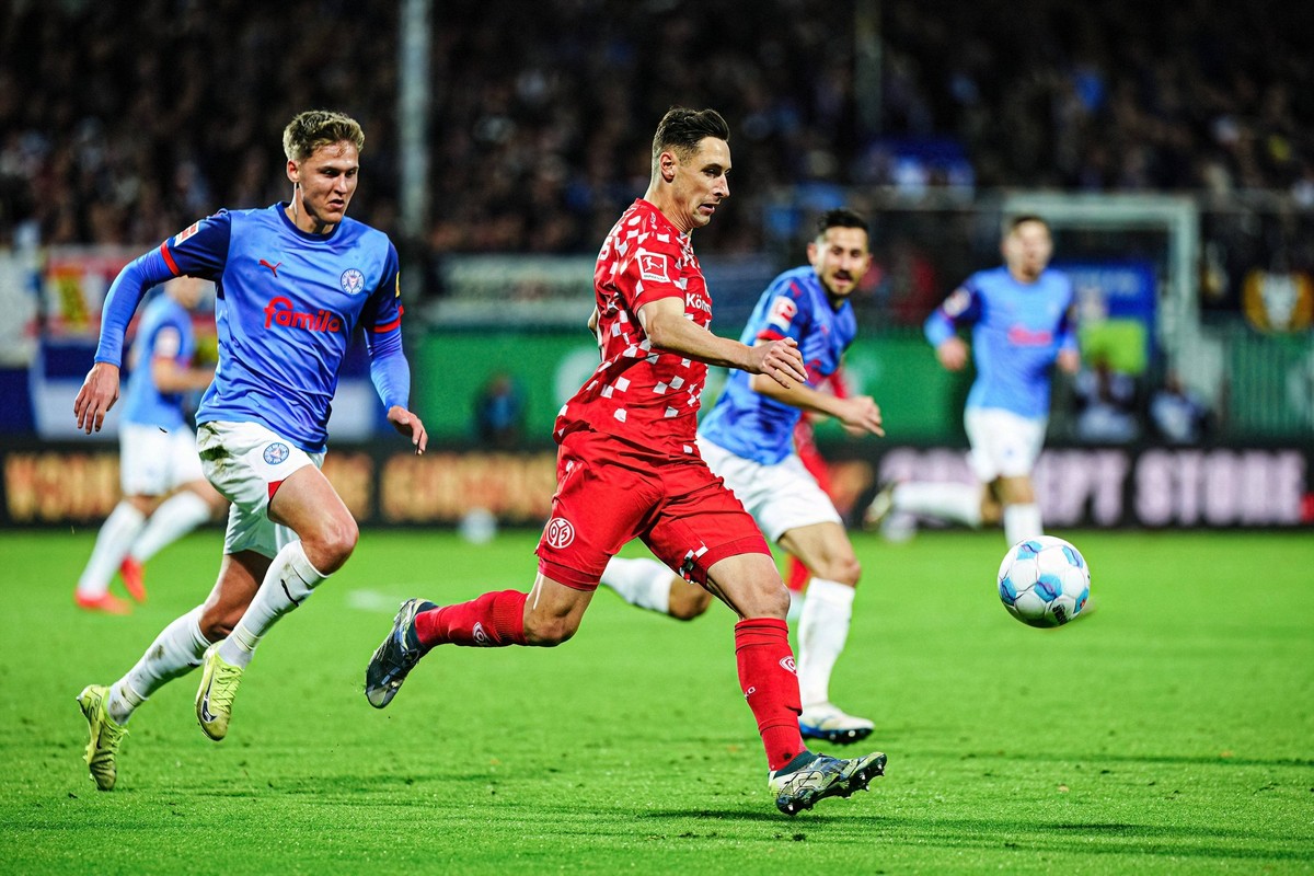 Phil Harres Holstein Kiel, 19, Dominik Kohr FSV Mainz 05, 31 GER, Holstein Kiel vs. 1. FSV Mainz 05, Fussball, Bundesliga, Spieltag 11, Saison 2024/25, 24.11.2024 DFL REGULATIONS PROHIBIT ANY USE OF P ...