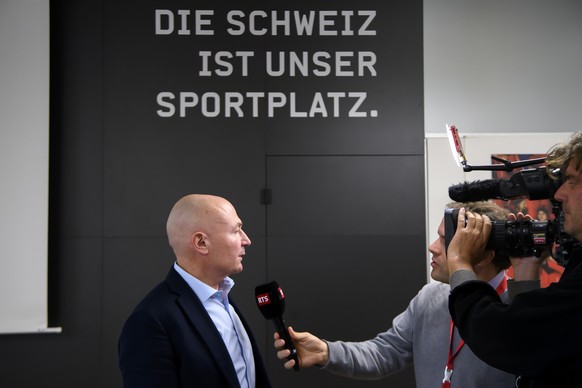 Denis Vaucher, Direktor National und Swiss League, spricht mit Journalisten waehrend einer Medienkonferenz nach einer ausserordentlichen Ligaversammlung ueber die Entscheidungen betreffend dem Schweiz ...