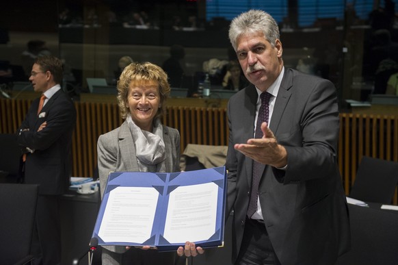 Eveline Widmer-Schlumpf (l) und der österreichische Finanzminister präsentieren ein schriftliches Übereinkommen in Steuerfragen zwischen den beiden Nachbarländern.