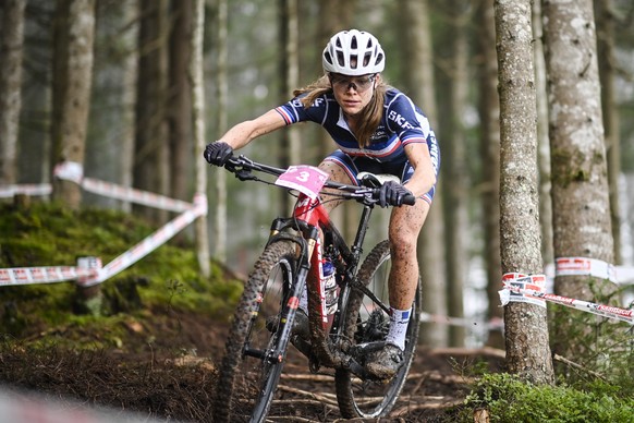 epa08733529 Loana Lecomte of France in action during the Women&#039;s U23 Cross-Country Olympic&#039;s race at the UCI Mountain Bike World Championships, in Leogang, Austria, 10 October 2020. EPA/GIAN ...