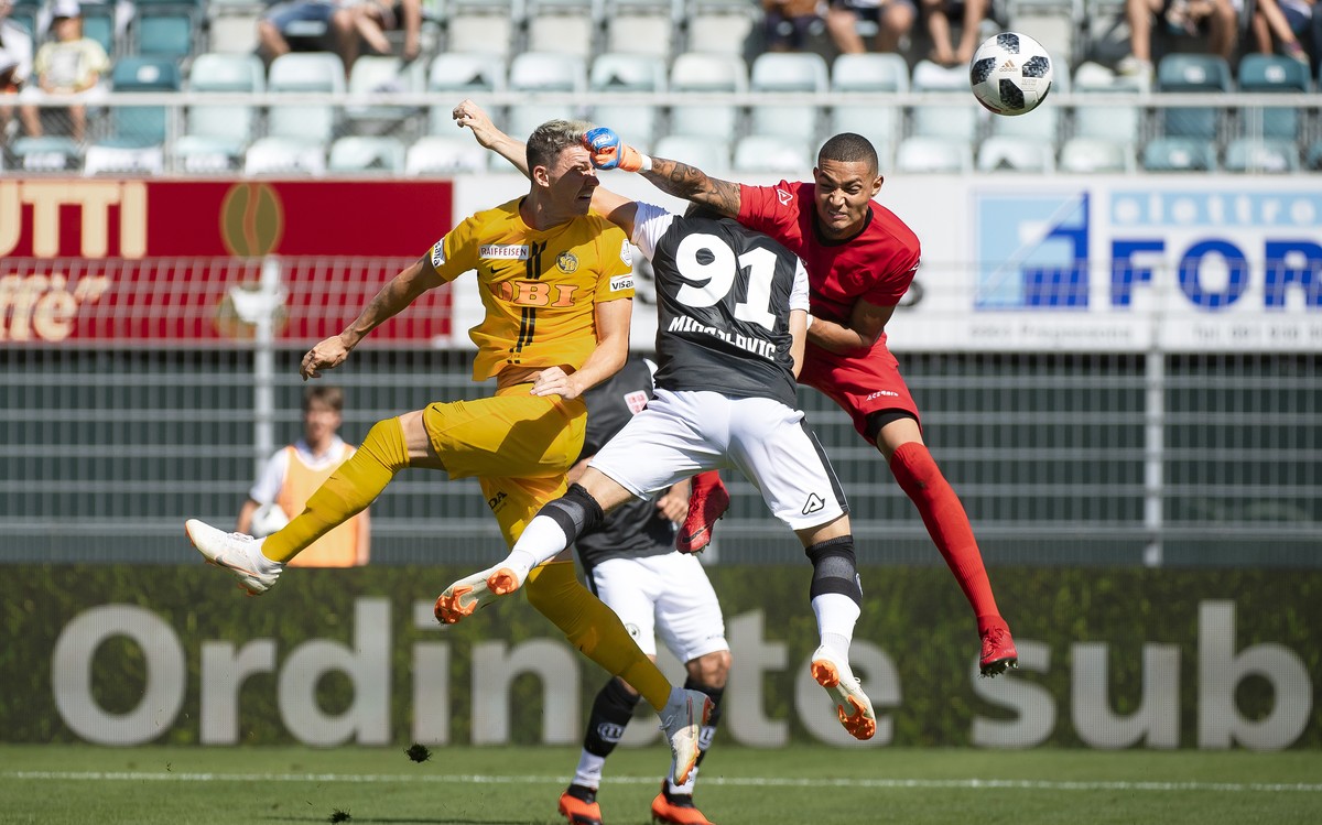 From left, Young Boys's player Christian Fassnacht, autor goal 1-0, Lugano's player Mihajlovic Dragan and Lugano's goalkeeper Baumann Noam, during the Super League soccer match FC Lugan ...