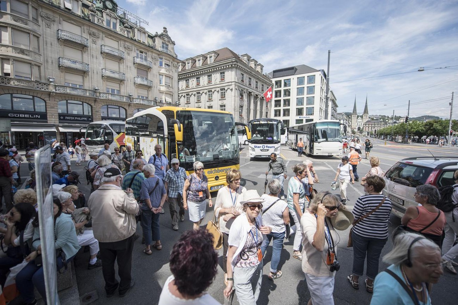 Hochbetrieb beim Reisecar Parkplatz beim Schwanenplatz in der Stadt Luzern, am Donnerstag, 21. Juni 2018. Ende Juni beraet das Luzerner Stadtparlament den Bericht und Antrag &quot;Attraktive Luzerner  ...