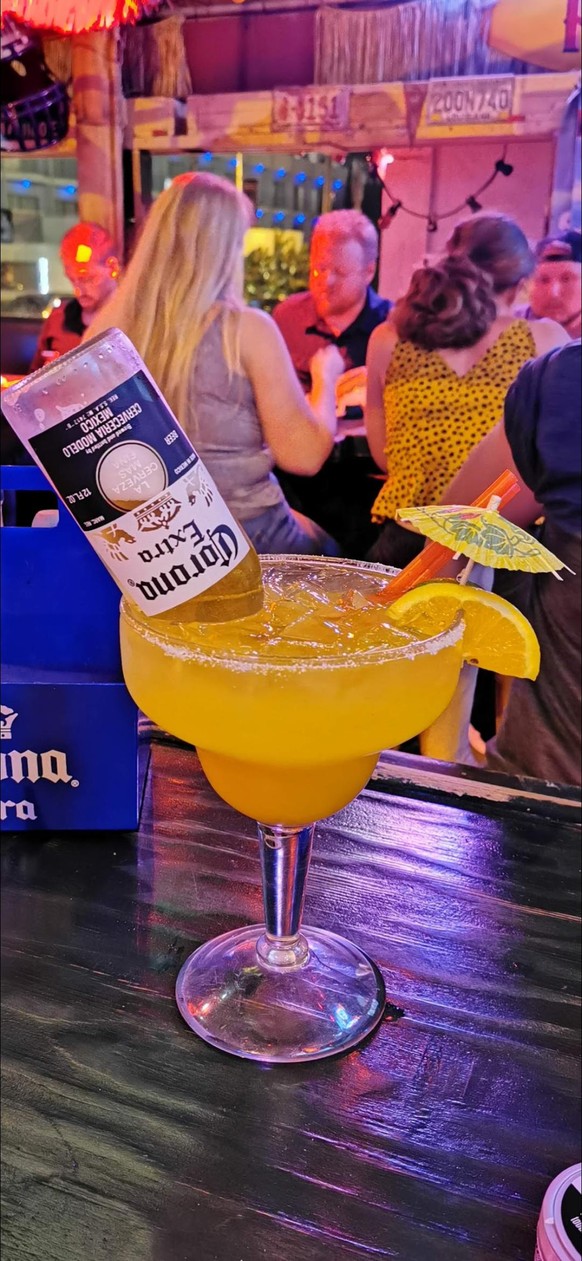 Heute gibt's CoronaRitas! Der perfekte Drink zur aktuellen Lage
Das erinnert mich an die guten alten Zeiten wo man noch reisen konnte. An die legendären Mega Margaritas aus der Cabo Cantina in Hollywood. 
Muss man probiert haben sofern zufällig in der Gegend.