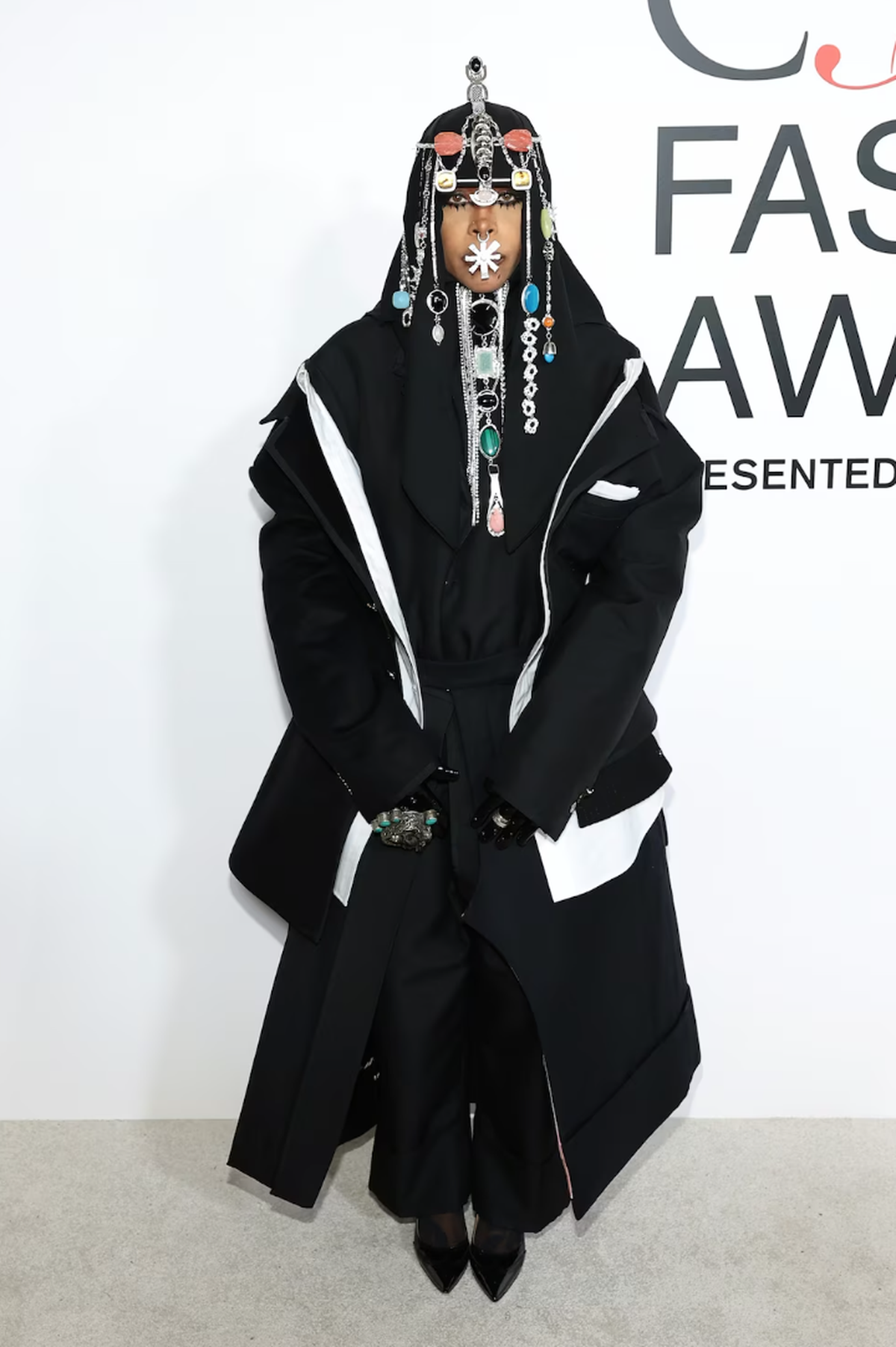 La chanteuse aux CFDA Fashion Awards 2024. Erykah y a d'ailleurs reçu le Fashion Icon Award, et on comprend pourquoi.