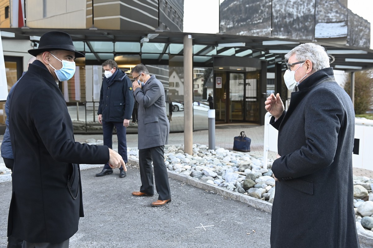Albert M. Baehny, Chairman of Lonza, right, welcomes Alain Berset, Swiss Federal Councillor and health minister, at the Swiss pharma and biotech company Lonza manufacturing the Covid-19 vaccine for US ...