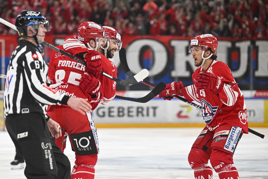 Der Rapperswiler Sandro Forrer feiert sein 3-1 mit assist Leandro Profico und David Aebischer, von links, im dritten Playoff-Viertelfinal Eishockeyspiel der National League zwischen den Rapperswil-Jon ...