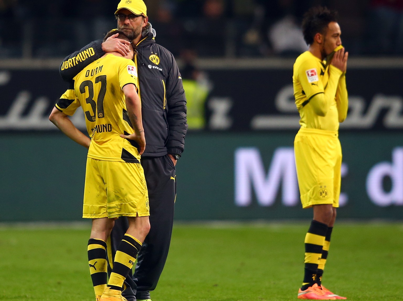 Tristesse pur: Klopp muss nach der Niederlage in Frankfurt seine Spieler trösten.