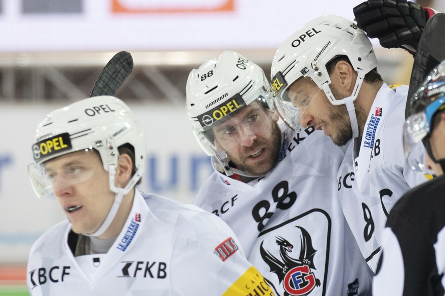 Fribourgs Killian Mottet, Christopher Didomenico, Julien Sprunger, von links, jubeln waehrend dem Meisterschaftsspiel der National League zwischen den SCL Tigers und dem HC Fribourg-Gotteron, am Diens ...