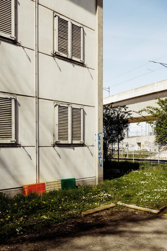 Ein Leben im Provisorium. Mitten in Zürich stehen vier Häuser, die wie Fremdkörper wirken. Die «Junggesellenheime» wurden 1965 für Gastarbeiter gebaut. Eigentlich sollten sie nach getaner Arbeit in ih ...