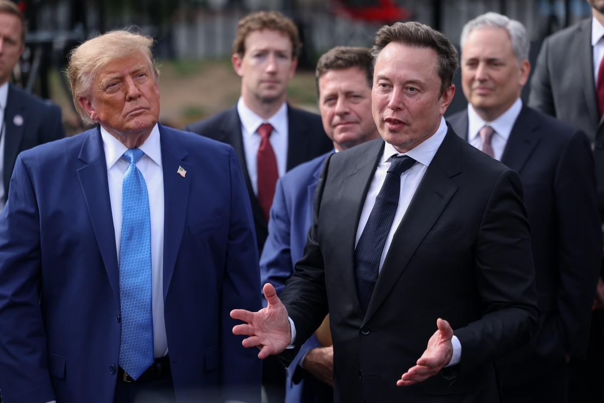 epa13271670 US President Donald Trump (L) listens as Tesla, X and SpaceX CEO Elon Musk (R) speaks to reporters after a meeting on super intelligence with tech executives at the White House in Washingt ...