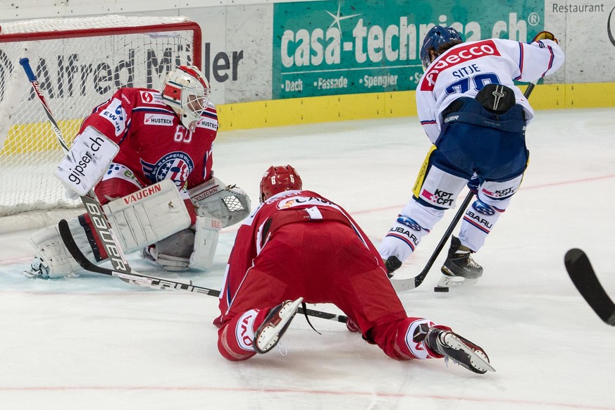 Rappperswil-Jona, 15.09.2015, Eishockey NLB - Rapperswil-Jona Lakers - GCK Lions, Fredrik Sitje (GCK) scheitert an GCK Lions Keeper Melvin Nyffeler (Gonzalo Garcia/EQ Images)