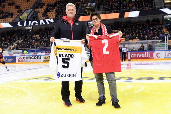 Switzerland&#039;s national soccer team trainer Vladimir Petkovic, left, with HC Lugano President Vicky Mantegazza, right, on the ice before the preliminary round game of National League A (NLA) Swiss ...