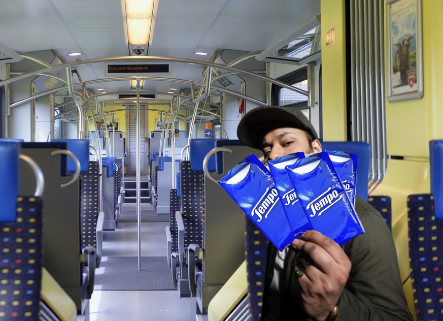 Die SBB praesentierte am Mittwoch 14. Mai 2014 in Luzern auf der S-Bahnstrecke Luzern- Sursee die neusten Testzuege mit Pendler-Stehplatzzonen. In den S-Bahnen der Zentralschweiz soll es kuenftig weni ...