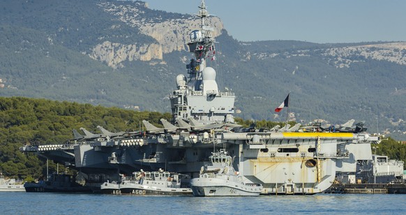 epa05034220 A handout picture provided by the Marine Nationale Francaise (French Navy) on 20 November 2015 shows the Battle Group (GAN) aka Task Force 473, formed around the aircraft carrier Charles d ...