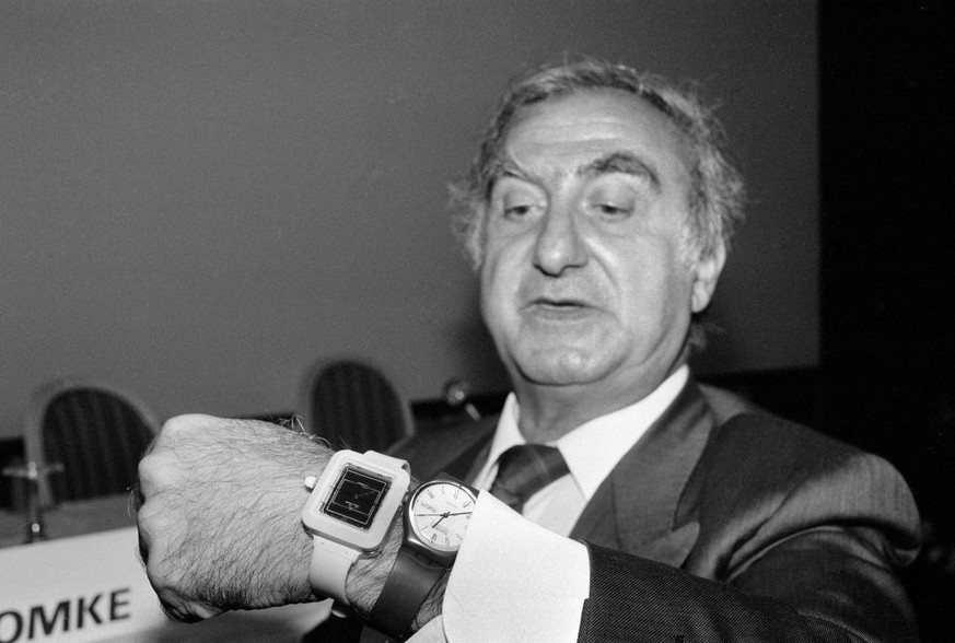 Der Unternehmer und Mitbegrueder der Swatch-Group und Verwaltungsratspraesident der SMH Nicolas G. Hayek praesentiert an der Pressekonferenz vom 14. Juni 1988 den neuen &quot;T-Watch City Paper&quot;, ...