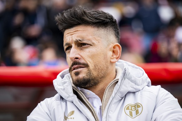 L&#039;entraineur Dennis Hediger (FCZ) reagit lors de la rencontre de football de Super League entre FC Sion et FC Zuerich le dimanche 23 novembre 2025 au stade de Tourbillon a Sion. (KEYSTONE/Jean-Ch ...