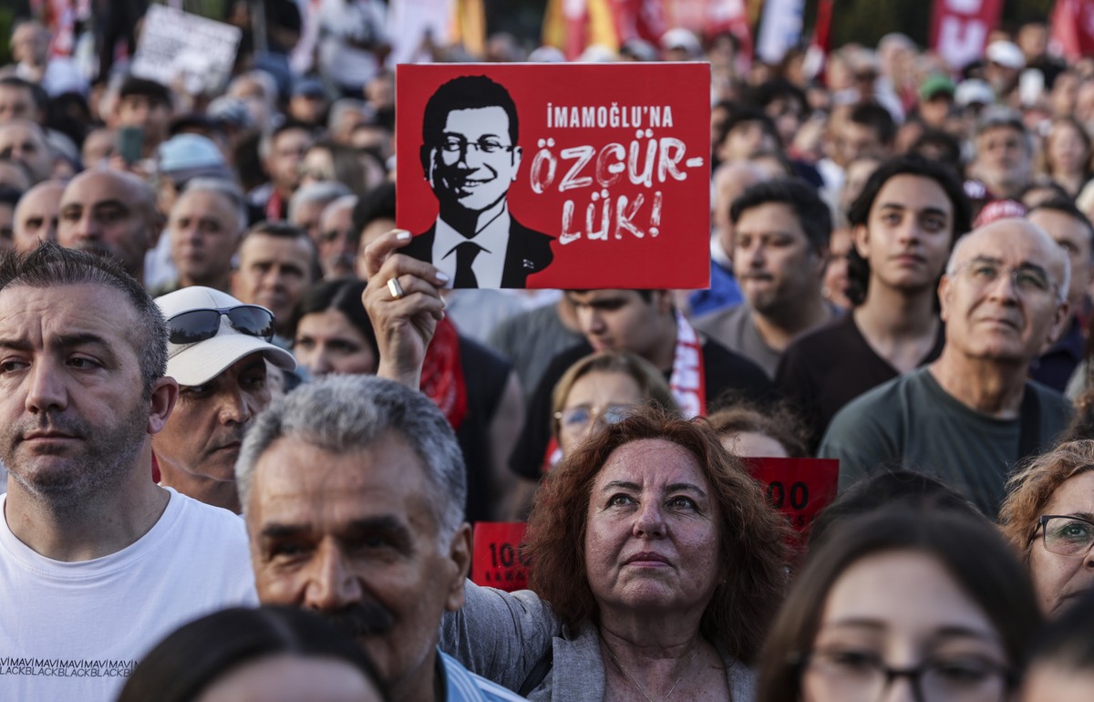 epa12209303 People hold pictures of Ekrem Imamoglu as they take part in a rally organized by the country's main opposition Republican People's Party (CHP) against the suspension and imprison ...