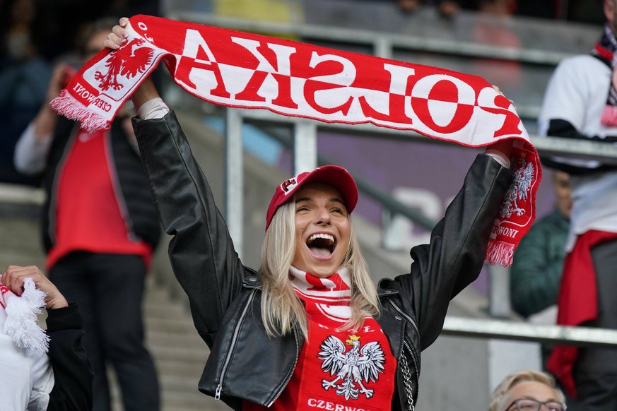 UEFA Womens EURO 2025 Frauen EM: Vorrunde, 2. Spieltag - Polen vs Schweden - Swissporarena Luzern, Schweiz: Polnische Fans *** UEFA Womens EURO 2025 Womens European Championship preliminary round, mat ...