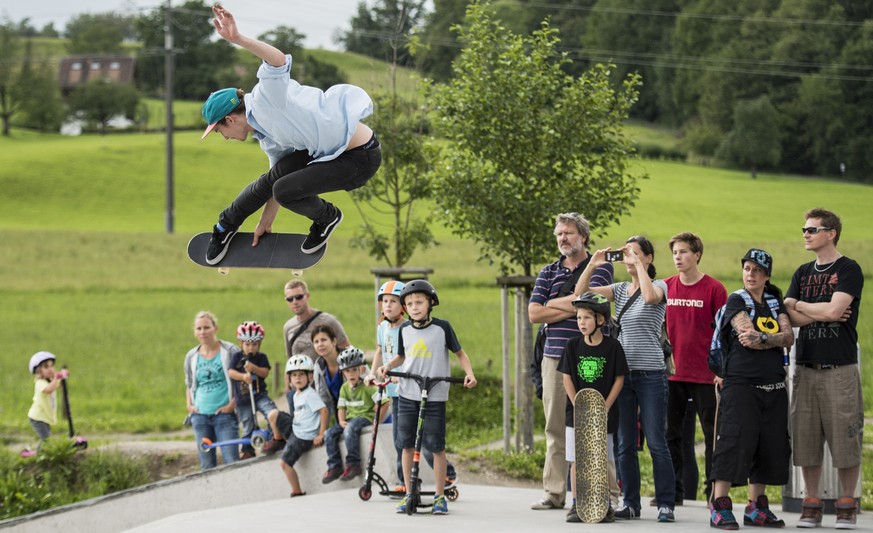 Der Snowboard Olympiasieger und Skater Iouri Podladtchikov, oben, zeigt sein Koennen an der &quot;Iouri and the Kids Skate Tour&quot; am Montag, 14. Juli 2014, auf dem Skatepark Betonia in Wollerau. ( ...