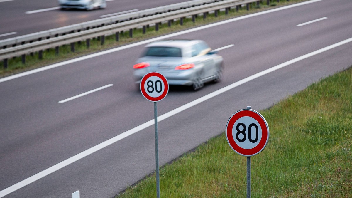 Ein Strassenschild mit der Geschwindigkeitsbegrenzung von 80 km/h am 21. Mai 2022 auf einer Strasse in Brandenburg. Tempo 80 Schild *** A road sign with the speed limit of 80 km h on 21 May 2022 on a  ...
