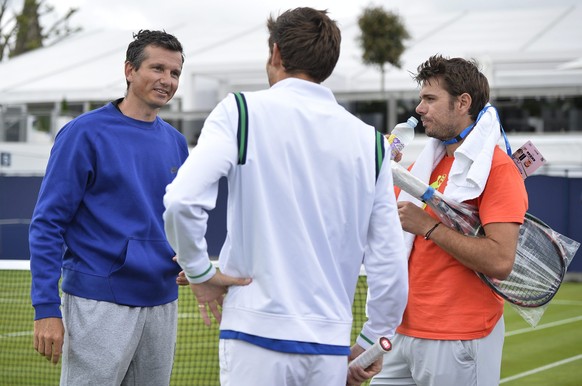 epa05363667 Former Dutch tennis player Richard Richard Krajicek (L) and Switzerland&#039;s Stan Wawrinka (R) chat with another unidentified player after a practice session for the Aegon Tennis Champio ...