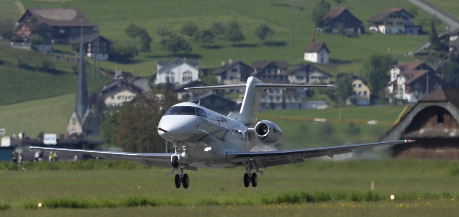 Der neue Jet PC-24 der Pilatus Flugzeugwerke bei seinem ersten Start am Montag 11. Mai 2015 auf dem Flugplatz in Buochs. (KEYSTONE/Urs Flueeler)