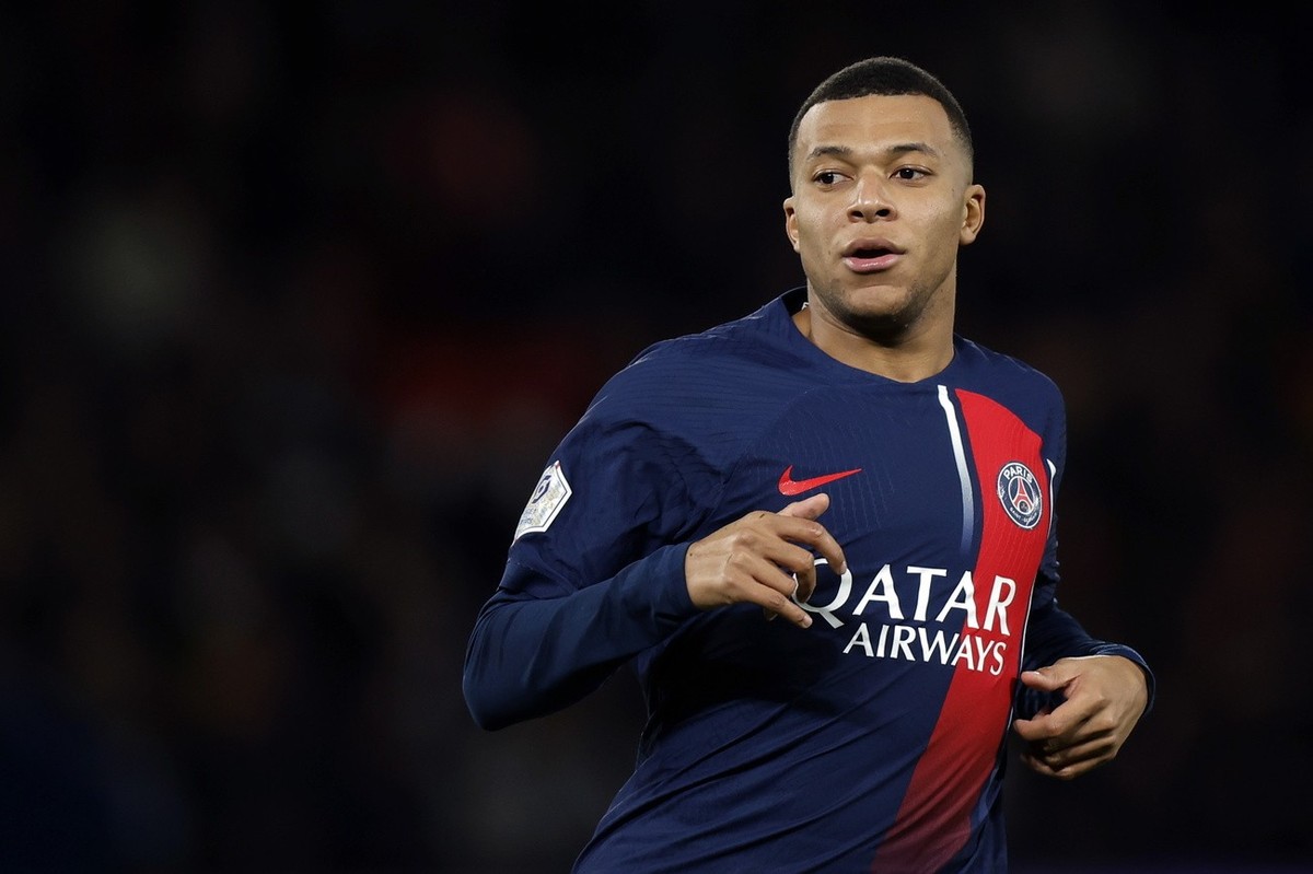 epa11039162 Paris Saint Germain's Kylian Mbappe looks on during the French Ligue 1 soccer match between PSG and FC Metz in Paris, France, 20 December 2023. EPA/YOAN VALAT