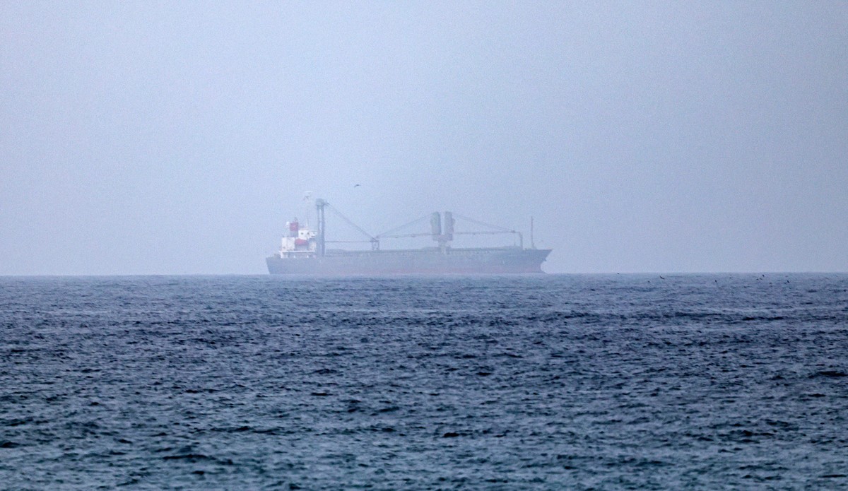 epa13125318 Cargo vessels are seen at one end of the Strait of Hormuz near the coast of Dibba Al Fujairah, United Arab Emirates, 21 July 2026. EPA/STRINGER