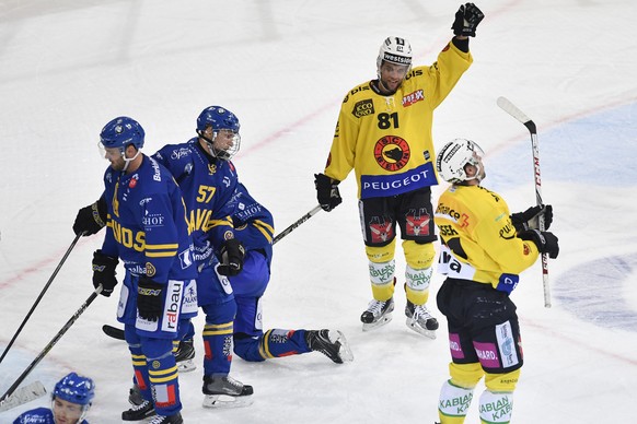 Die Berner Thomas Ruefenacht, oben, und Simon Moser, bejubeln Mosers Treffer zum 1-6, beim Eishockey-Qualifikationsspiel der National League A zwischen dem HC Davos und dem SC Bern, am Freitag, 3. Nov ...