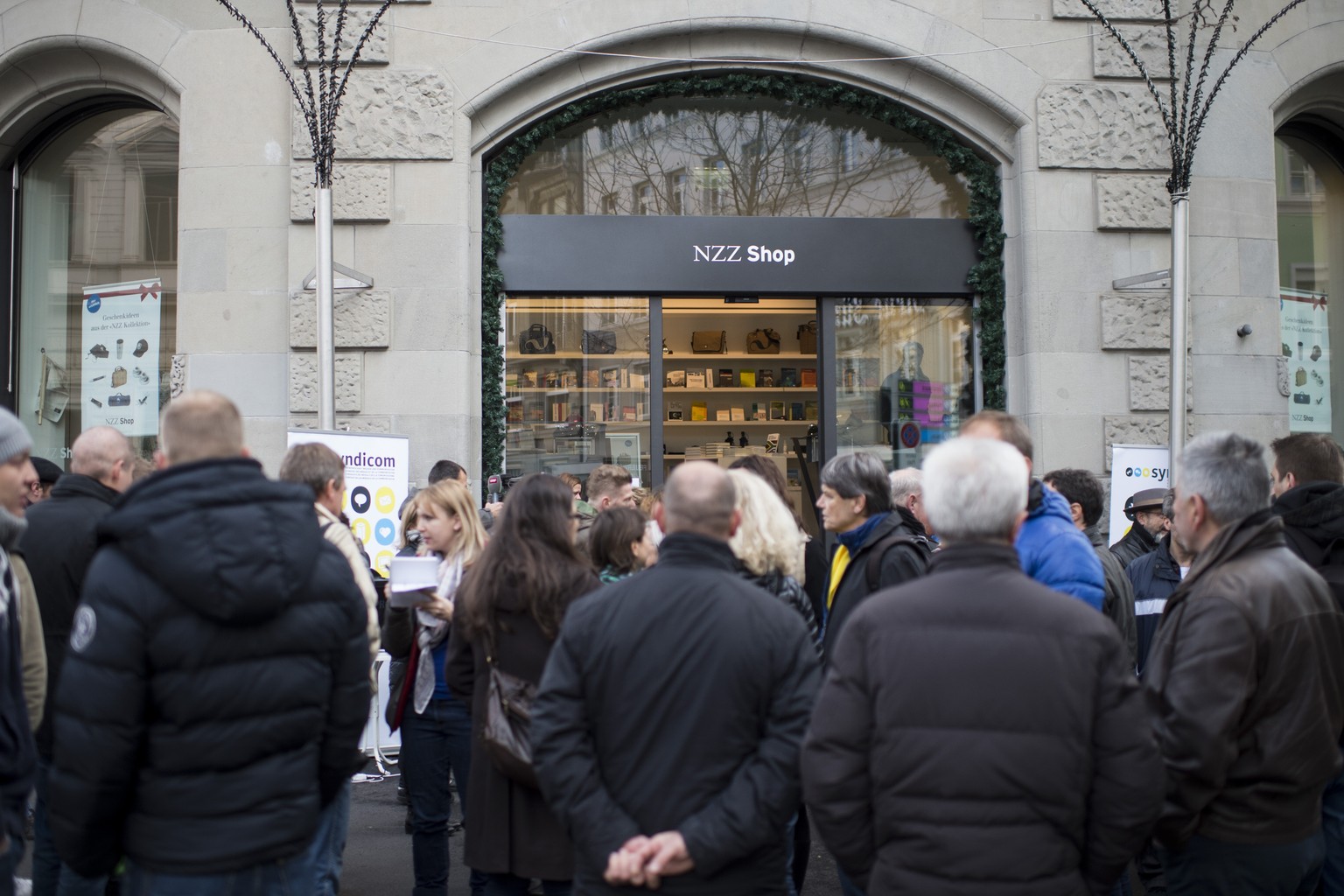 Unter den Demonstrierenden fanden sich Mitarbeitende der Druckerei, der Redaktionen von «NZZ» und «NZZ am Sonntag» sowie Vertreter von Gewerkschaften.