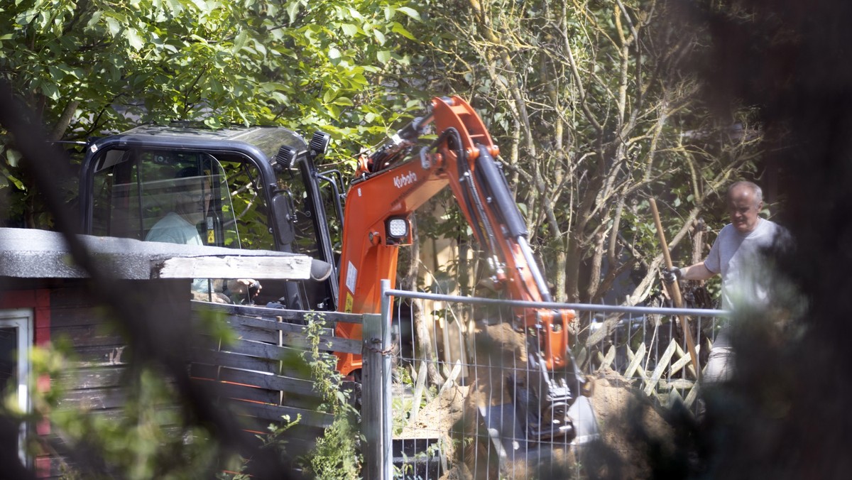 epa08570413 Police officers dig and search a garden plot in Hannover, northern Germany, 28 July 2020. Police are working on the site in relation to the investigation of the Madeleine &amp;#x201a;Maddi ...