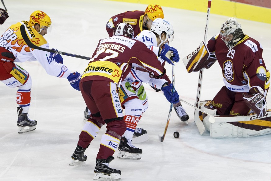 Kloten&#039;s center Steve Kellenberger, left, vies for the puck with Geneve-Servette&#039;s players defender Henrik Toemmernes, of Sweden, 2nd left, center Tanner Richard, center, and Geneve-Servette ...