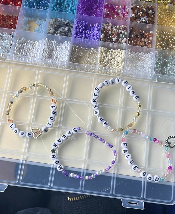 Eine kleine Auswahl meiner Freundschaftsarmbänder.