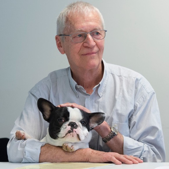 Heinz Lienhard mit Hündin Yoda. Der ehemalige Präsident des Schweizer Tierschutz ist heute Ehrenpräsident und erhebt schwere Vorwürfe gegen die aktuelle Präsidentin.