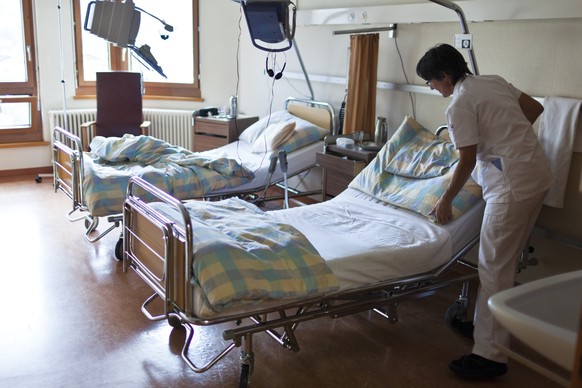 ARCHIVBILD ZUM PROGNOSTIZIERTEN ANSTIEG DER PRAEMIEN DER GRUNDVERSICHERUNG UM 4 PROZENT 2019, AM DIENSTAG, 19. JUNI 2018 - A nurse makes the hospital beds at the regional hospital Surselva, pictured o ...