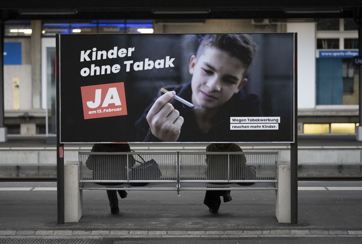 Ein Plakat wirbt fuer ein Ja zur Initiative "Ja zum Schutz der Kinder und Jugendlichen vor Tabakwerbung", fotografiert am Montag, 31. Januar 2022 auf dem Perron am Bahnhof Uster. Am 13. Febr ...