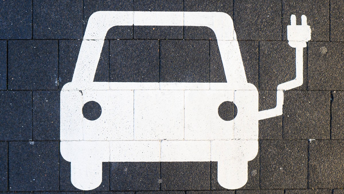 ARCHIV - 27.09.2022, Niedersachsen, Hannover: Ein Symbol markiert einen Parkplatz an einer Lades