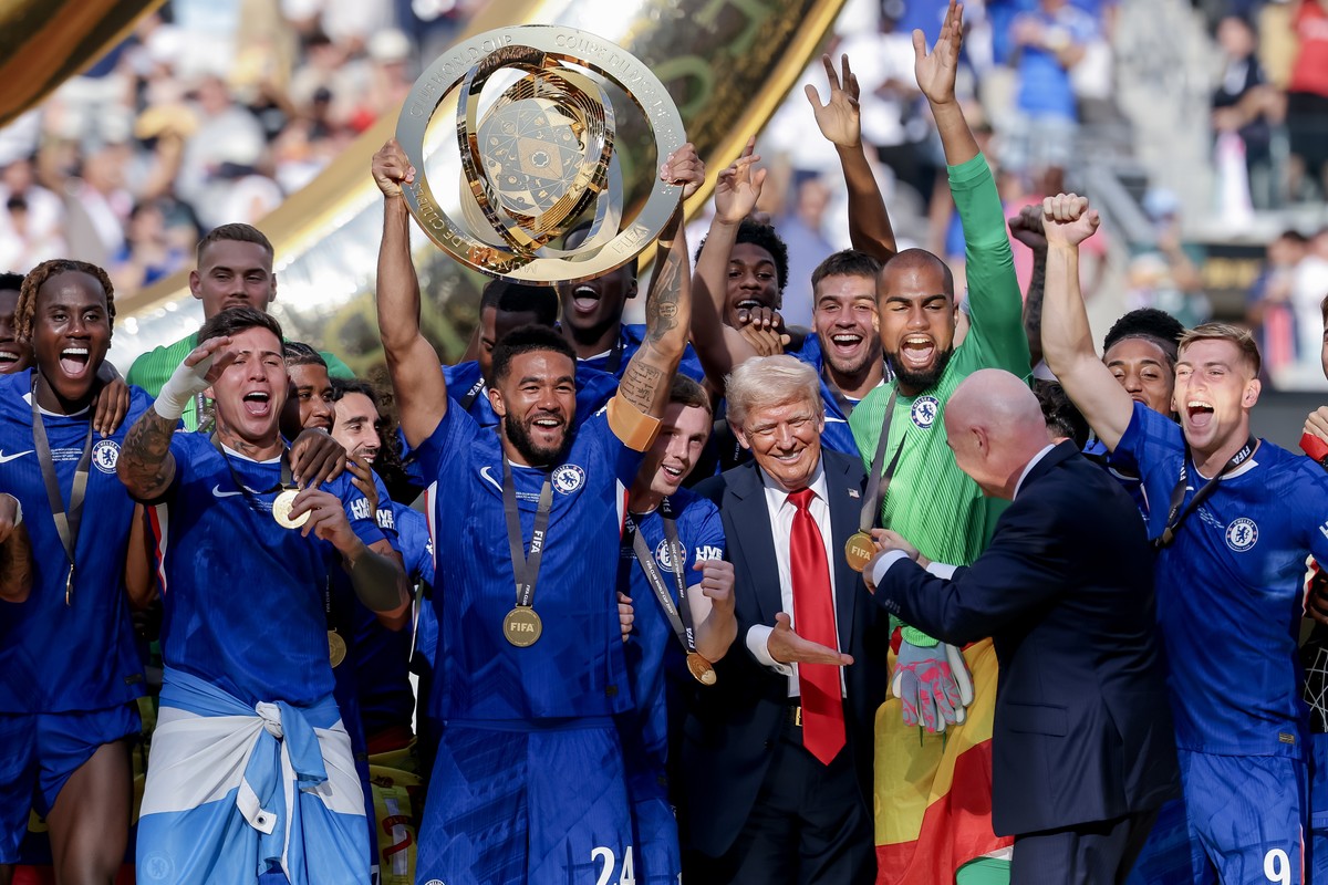 epa12236626 Chelsea FC lifts the trophy with US President Donald Trump (4-R) and FIFA President Gianni Infantino (2-R) after winning the FIFA Club World Cup 2025 final match between Chelsea FC and Par ...