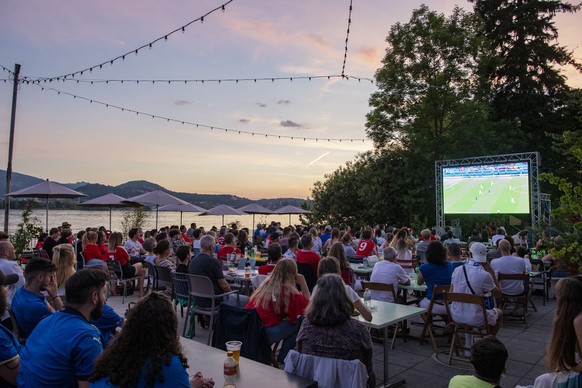 Fussballfans schauen das Spiel Schweiz - Italien der Fussball Europameisterschaft im Public Viewing im Lido Luzern, am Mittwoch, 16. Juni 2021 in Luzern. KEYSTONE/Urs Flueeler).