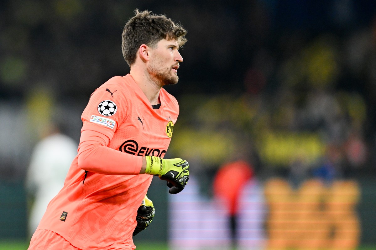 epa11908117 Goalkeeper Gregor Kobel of Borussia Dortmund in action during the UEFA Champions League knockout phase play-offs 2nd leg match Borussia Dortmund against Sporting CP, in Dortmund, Germany,  ...