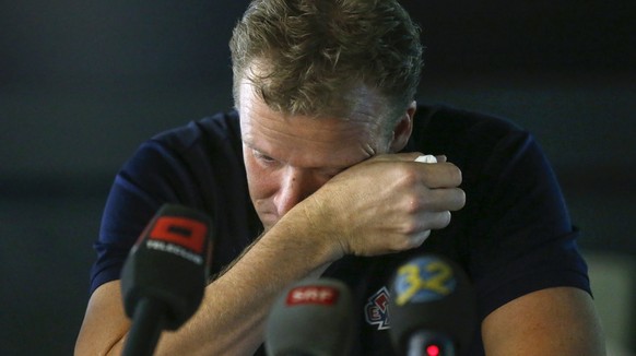 Der Eishockey Trainer des EHC Biel, Kevin Schlaepfer, wischt mit der Hand ueber sein Gesicht am Donnerstag, 15. Oktober 2015, in einer Medienkonferenz in der Tissot Arena in Biel ueber seine beruflich ...