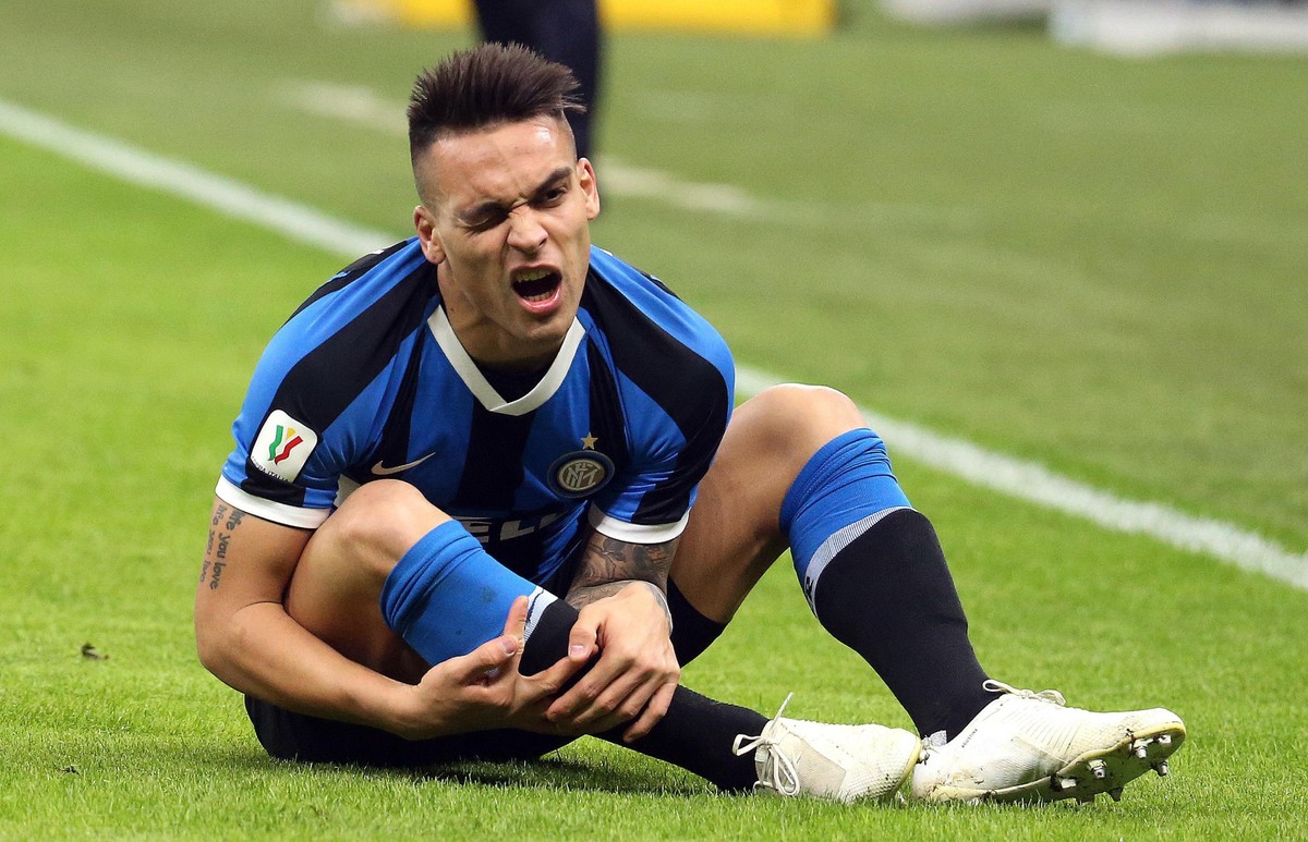 epa08213864 Inter's Lautaro Martinez reacts during the Italy Cup semi-final first leg soccer match Inter FC vs SSC Napoli at the Giuseppe Meazza stadium in Milan, Italy, 12 February 2020. EPA/MAT ...