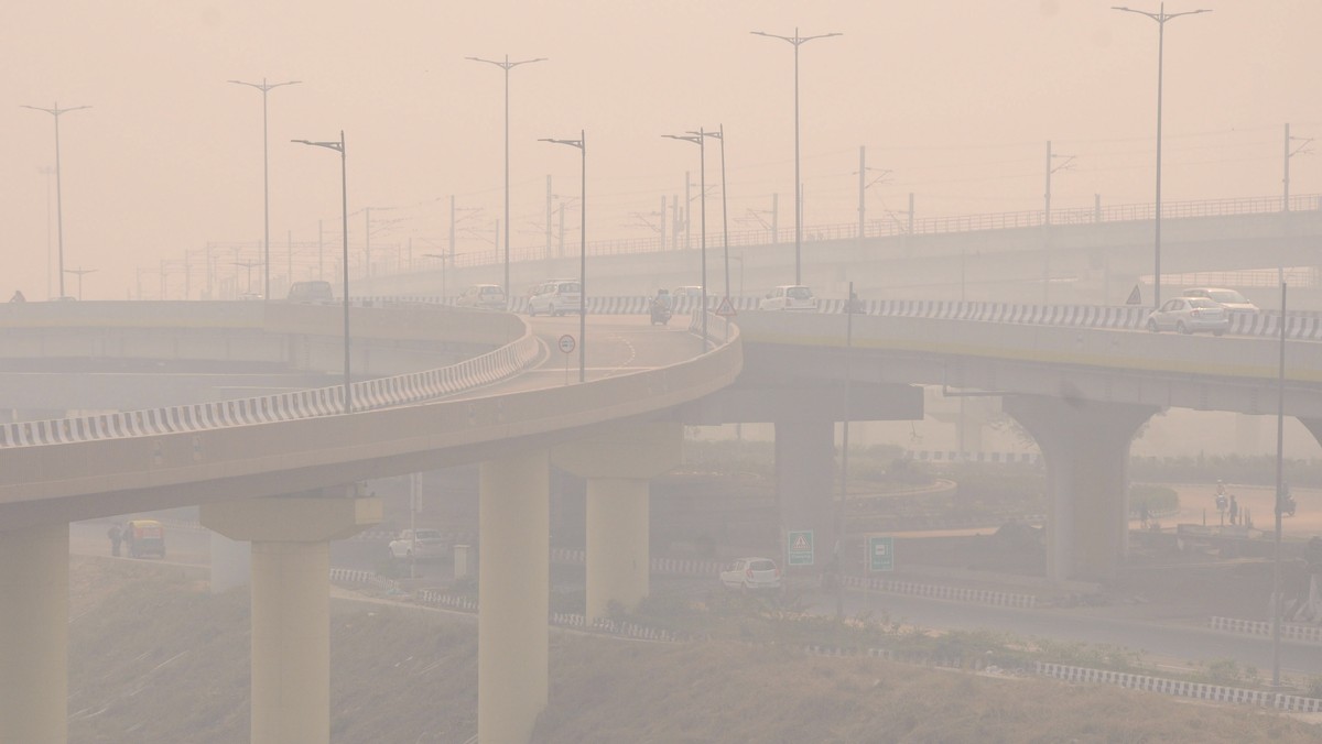 epa07149869 Traffic moves through heavy smog one day after the Diwali festival in New Delhi, India, 08 November 2018. Indian court imposed restrictions on the sale and use of firecrackers in a bid to  ...