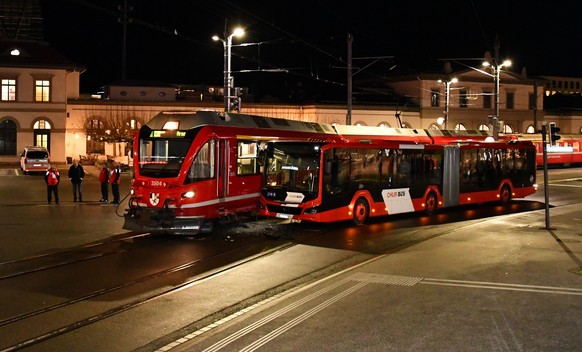 Grosser Sachschaden bei Kollision zwischen Arosabahn und Gelenkbus