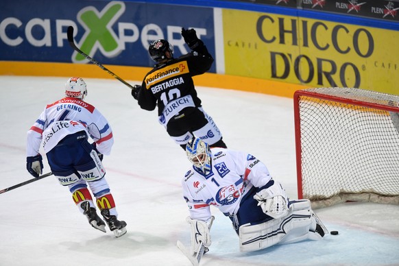 Lugano’s player Alessio Bertaggia, center celebrates the 2 - 0 goal during the preliminary round game of National League Swiss Championship 2017/18 between HC Lugano and ZSC Lions, at the ice stadium  ...