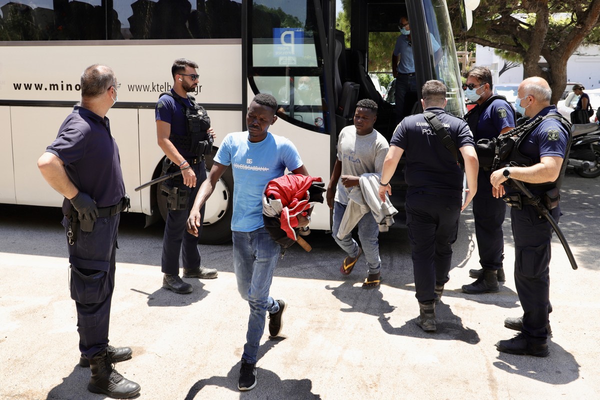 epa12224391 Migrants get off a bus at the port of Heraklion, Crete, Greece, 08 July 2025. The Greek Coast Guard, in collaboration with local authorities, has begun the identification process after at  ...