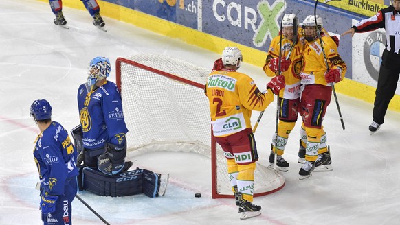 Die geschlagenen Davoser Claude Paschoud und Torhüter Anders Lindbaeck nach dem Treffer zum 0:2 die jubelnden Langnauer Lardi Federico, Aaron Gagnon und Stefan Rueegsegger (Torschuetze), beim Eishocke ...